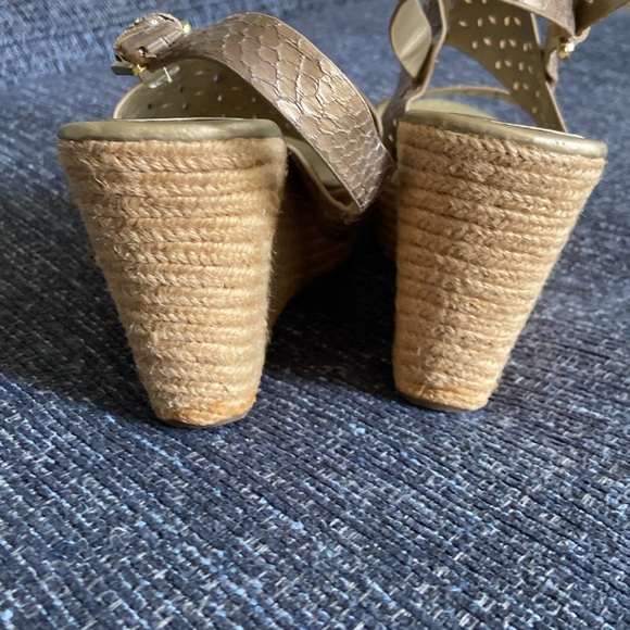 Kenneth Cole Tan Sandals with Geometric Cutout Design - Picture 5 of 7